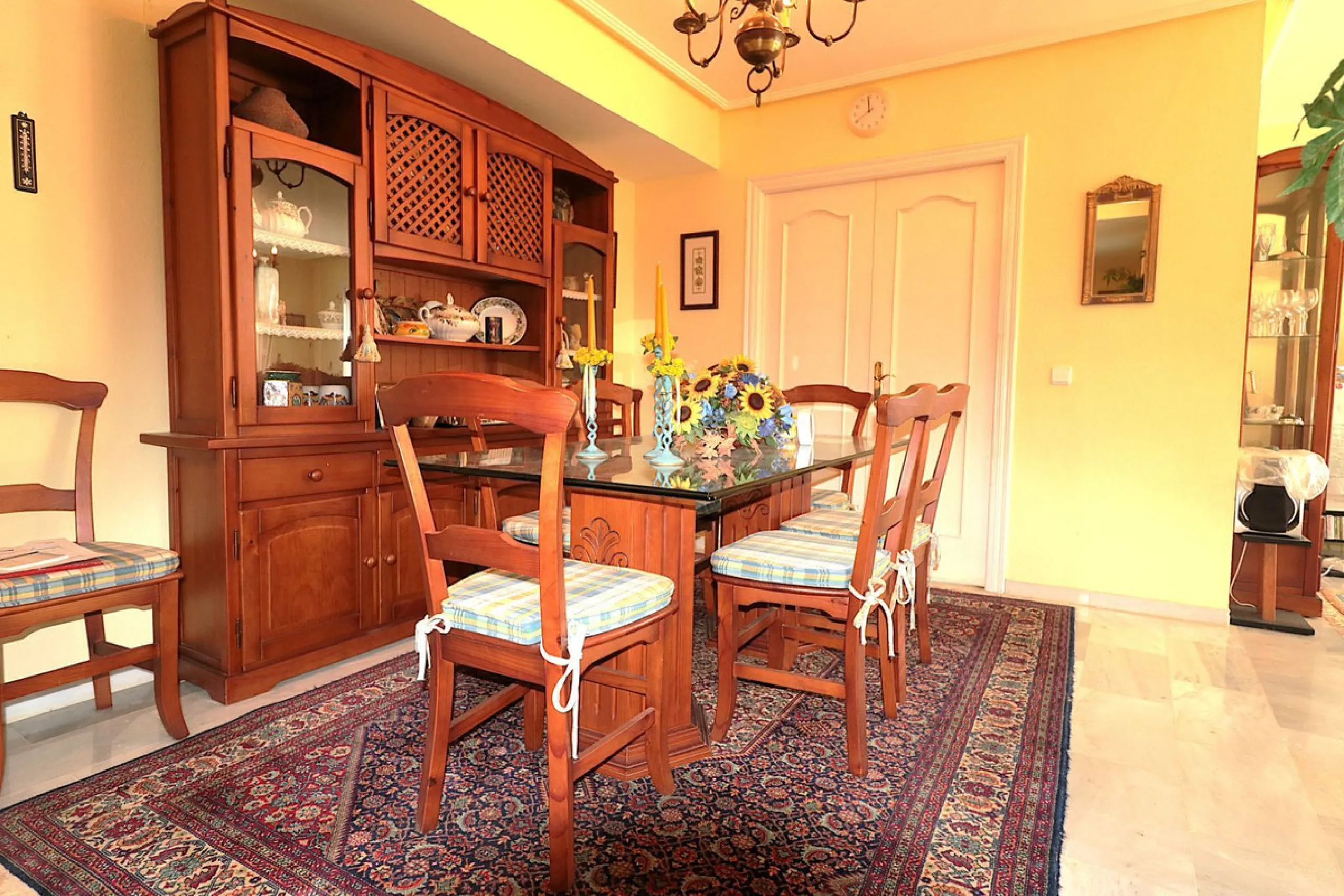 Incredible duplex penthouse in the urbanization of Jacarandas in one of the fashionable areas on the outskirts of Estepona, Bel-Air, just a stone's throw from the neighbourhood of Cancelada with all the amenities of a big city but with the charm of a smal