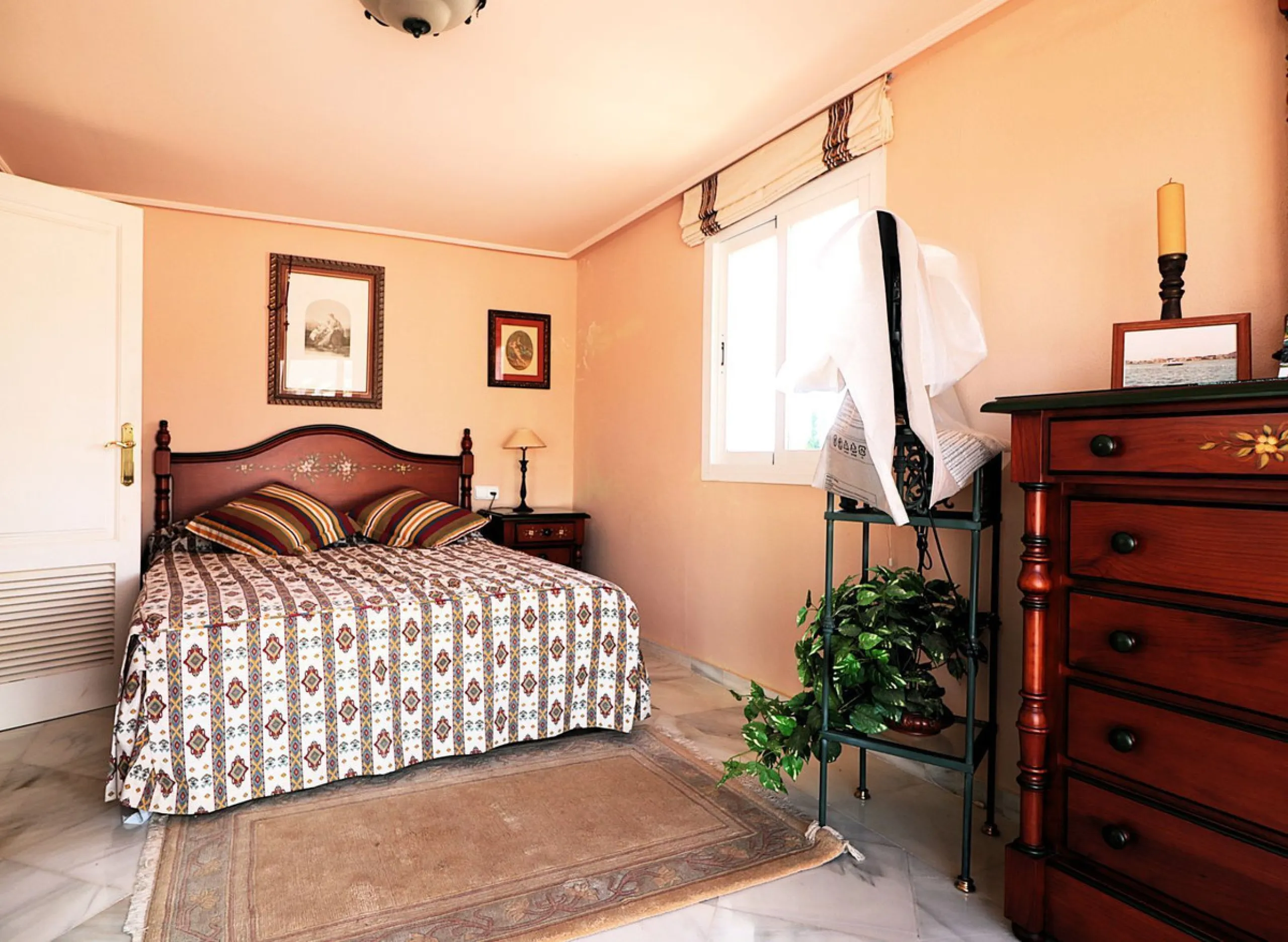 Incredible duplex penthouse in the urbanization of Jacarandas in one of the fashionable areas on the outskirts of Estepona, Bel-Air, just a stone's throw from the neighbourhood of Cancelada with all the amenities of a big city but with the charm of a smal