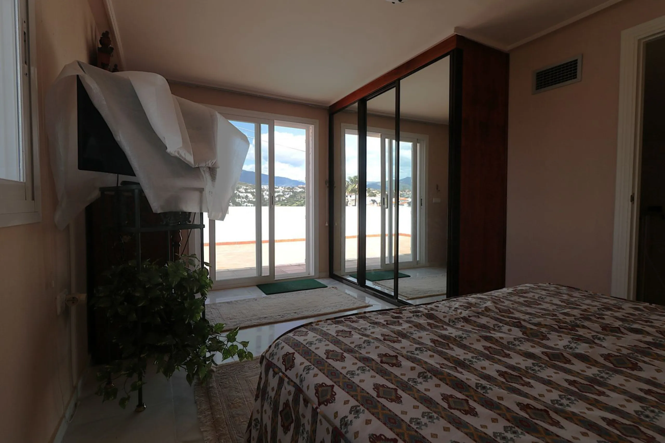 Incredible duplex penthouse in the urbanization of Jacarandas in one of the fashionable areas on the outskirts of Estepona, Bel-Air, just a stone's throw from the neighbourhood of Cancelada with all the amenities of a big city but with the charm of a smal