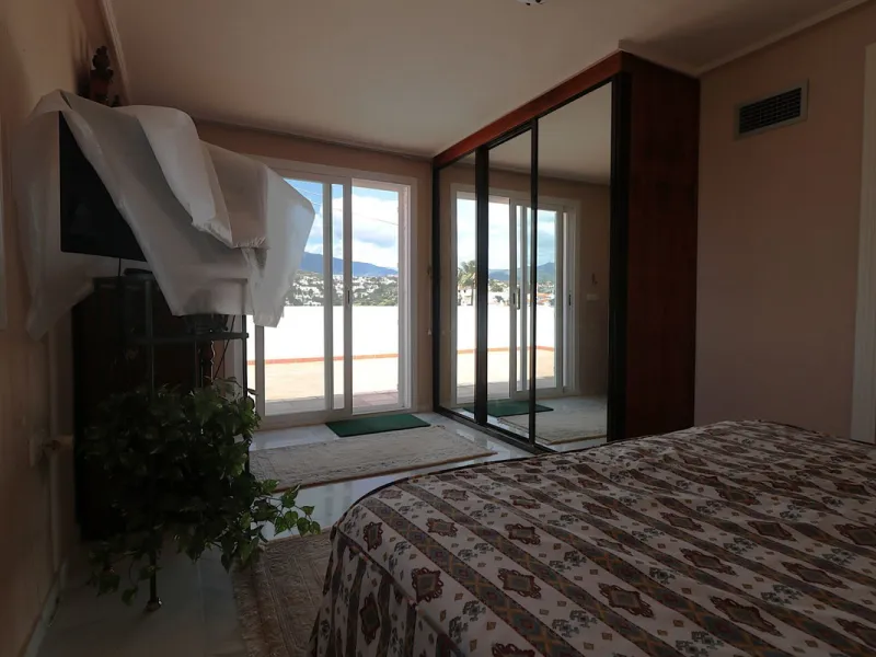 Incredible duplex penthouse in the urbanization of Jacarandas in one of the fashionable areas on the outskirts of Estepona, Bel-Air, just a stone's throw from the neighbourhood of Cancelada with all the amenities of a big city but with the charm of a smal
