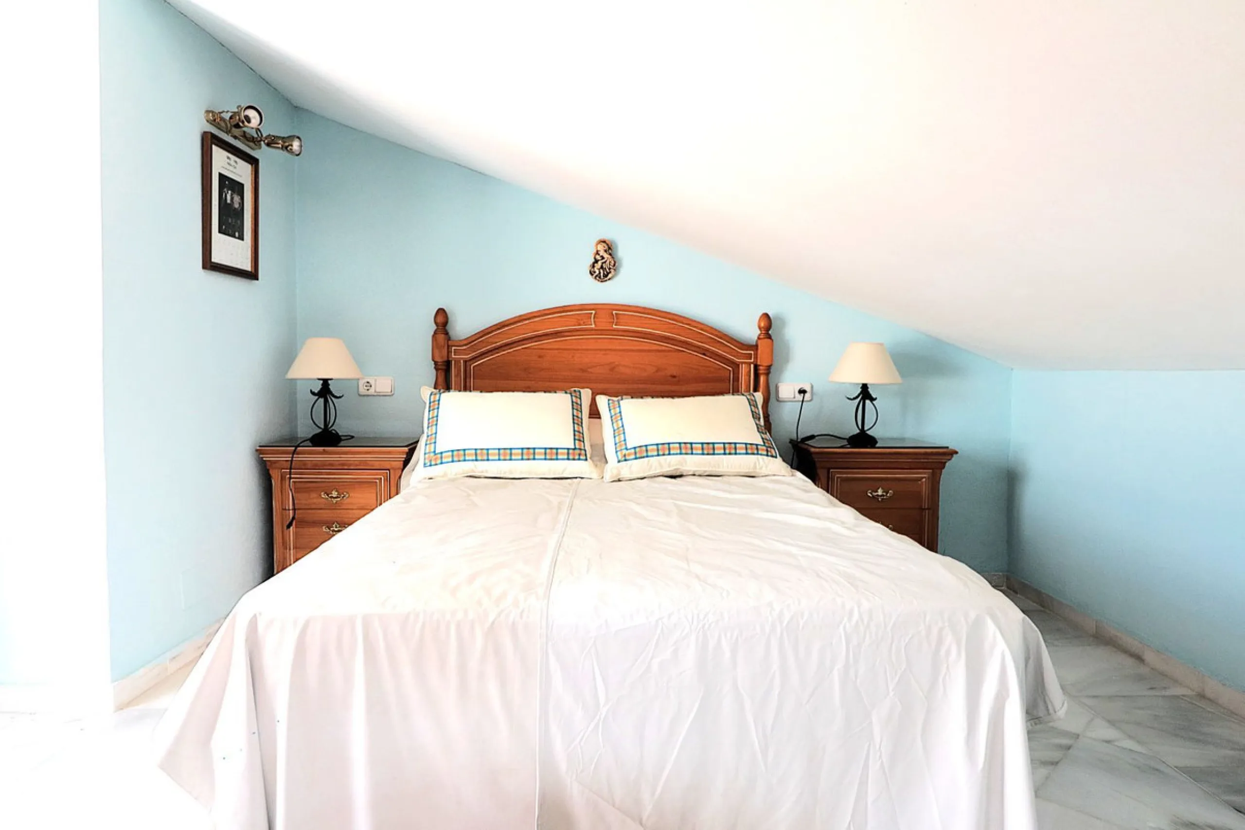 Incredible duplex penthouse in the urbanization of Jacarandas in one of the fashionable areas on the outskirts of Estepona, Bel-Air, just a stone's throw from the neighbourhood of Cancelada with all the amenities of a big city but with the charm of a smal