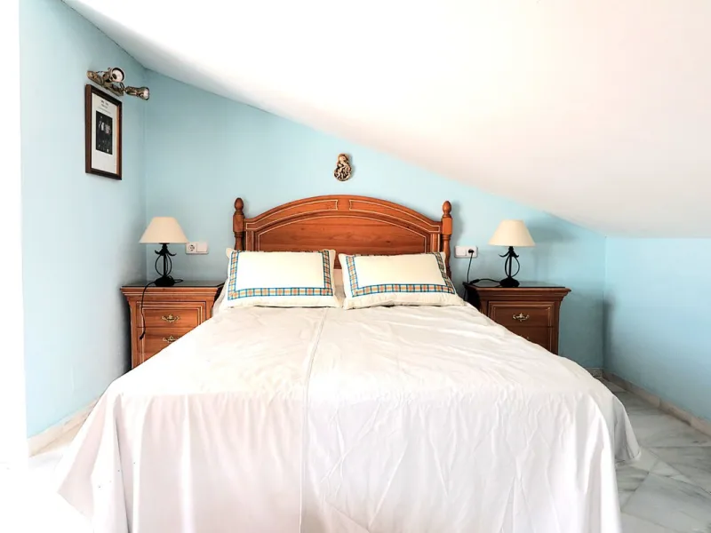 Incredible duplex penthouse in the urbanization of Jacarandas in one of the fashionable areas on the outskirts of Estepona, Bel-Air, just a stone's throw from the neighbourhood of Cancelada with all the amenities of a big city but with the charm of a smal