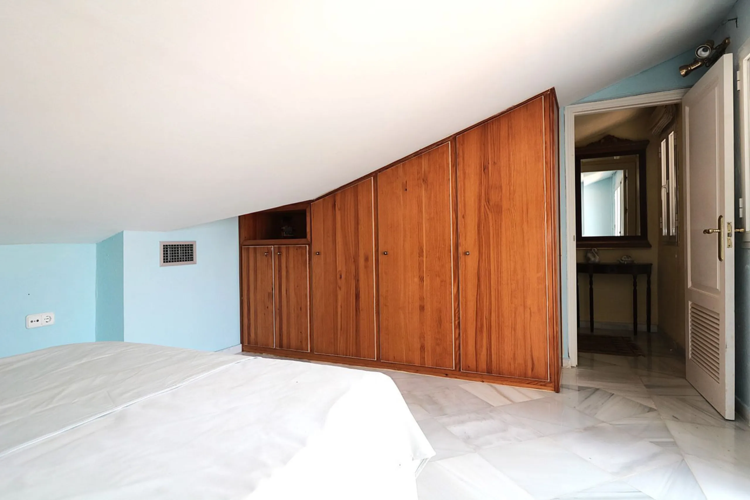 Incredible duplex penthouse in the urbanization of Jacarandas in one of the fashionable areas on the outskirts of Estepona, Bel-Air, just a stone's throw from the neighbourhood of Cancelada with all the amenities of a big city but with the charm of a smal