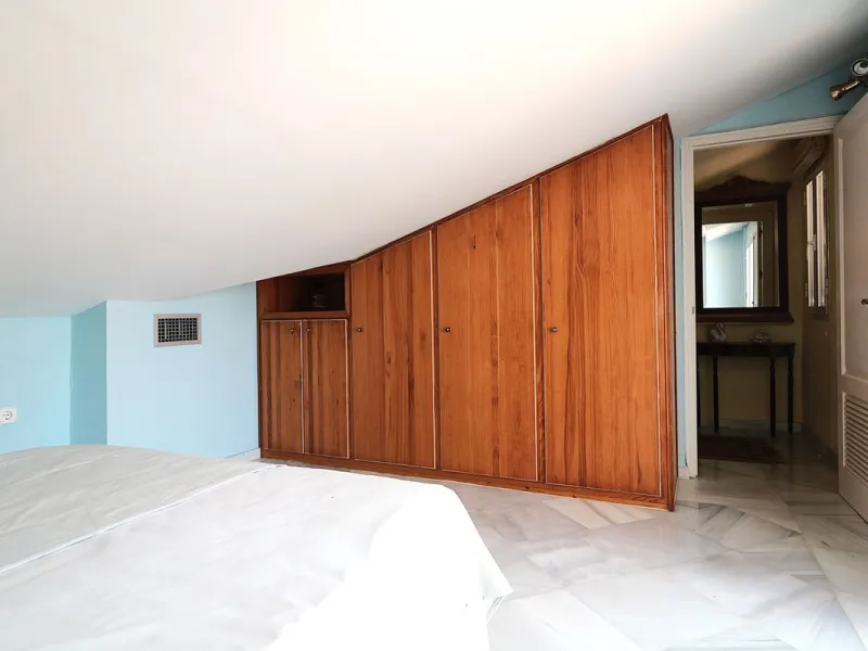 Incredible duplex penthouse in the urbanization of Jacarandas in one of the fashionable areas on the outskirts of Estepona, Bel-Air, just a stone's throw from the neighbourhood of Cancelada with all the amenities of a big city but with the charm of a smal