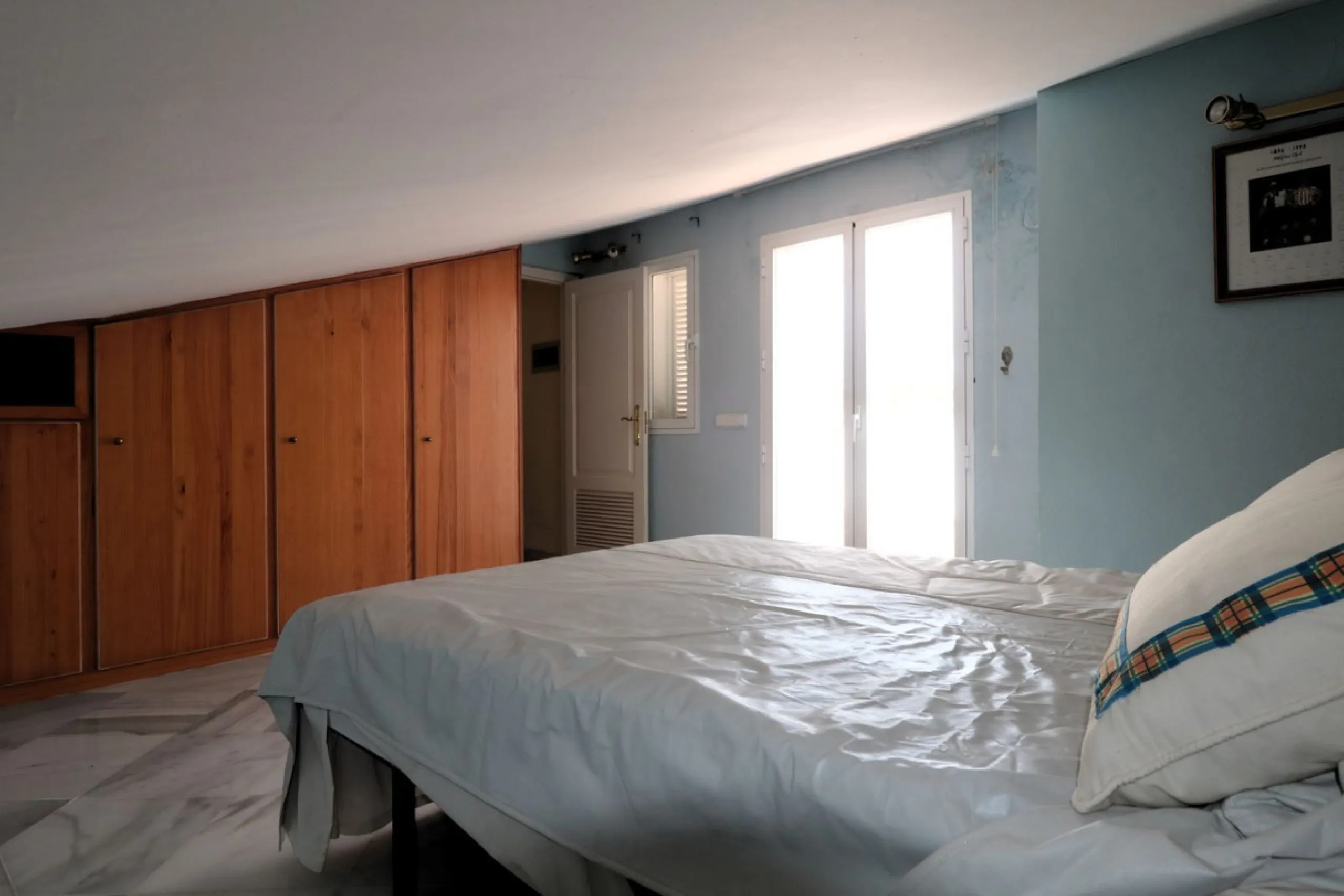 Incredible duplex penthouse in the urbanization of Jacarandas in one of the fashionable areas on the outskirts of Estepona, Bel-Air, just a stone's throw from the neighbourhood of Cancelada with all the amenities of a big city but with the charm of a smal