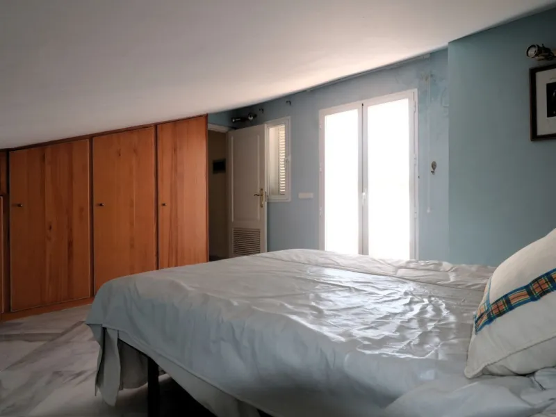 Incredible duplex penthouse in the urbanization of Jacarandas in one of the fashionable areas on the outskirts of Estepona, Bel-Air, just a stone's throw from the neighbourhood of Cancelada with all the amenities of a big city but with the charm of a smal