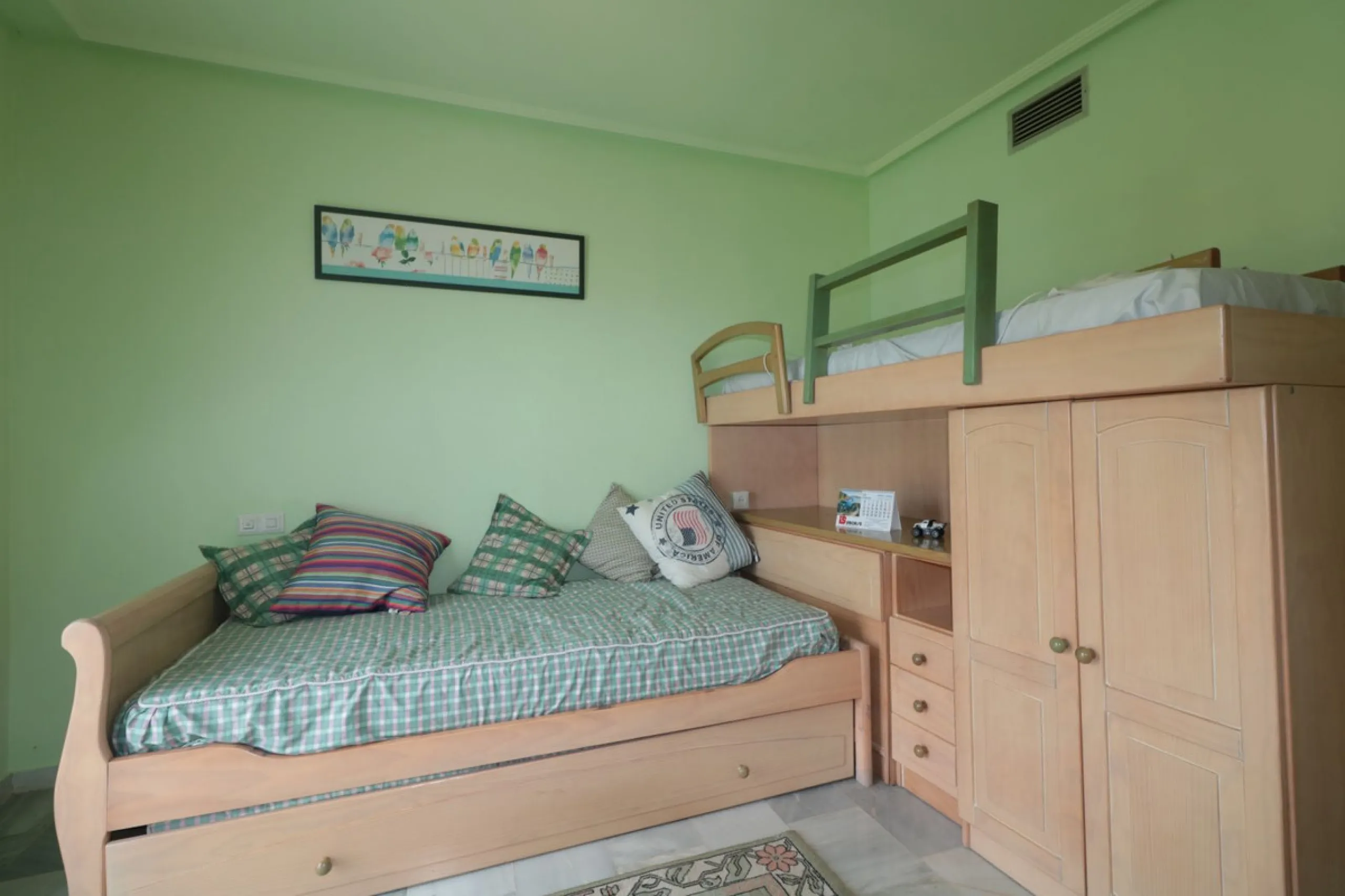 Incredible duplex penthouse in the urbanization of Jacarandas in one of the fashionable areas on the outskirts of Estepona, Bel-Air, just a stone's throw from the neighbourhood of Cancelada with all the amenities of a big city but with the charm of a smal