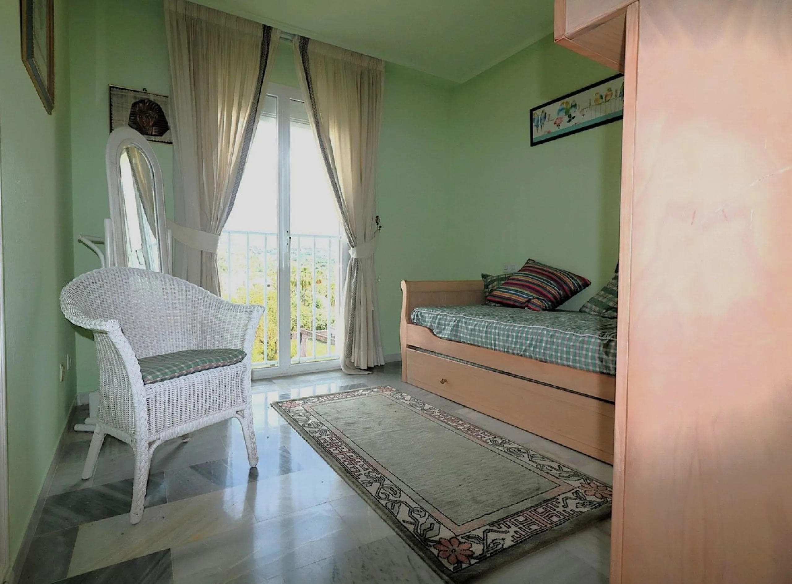 Incredible duplex penthouse in the urbanization of Jacarandas in one of the fashionable areas on the outskirts of Estepona, Bel-Air, just a stone's throw from the neighbourhood of Cancelada with all the amenities of a big city but with the charm of a smal