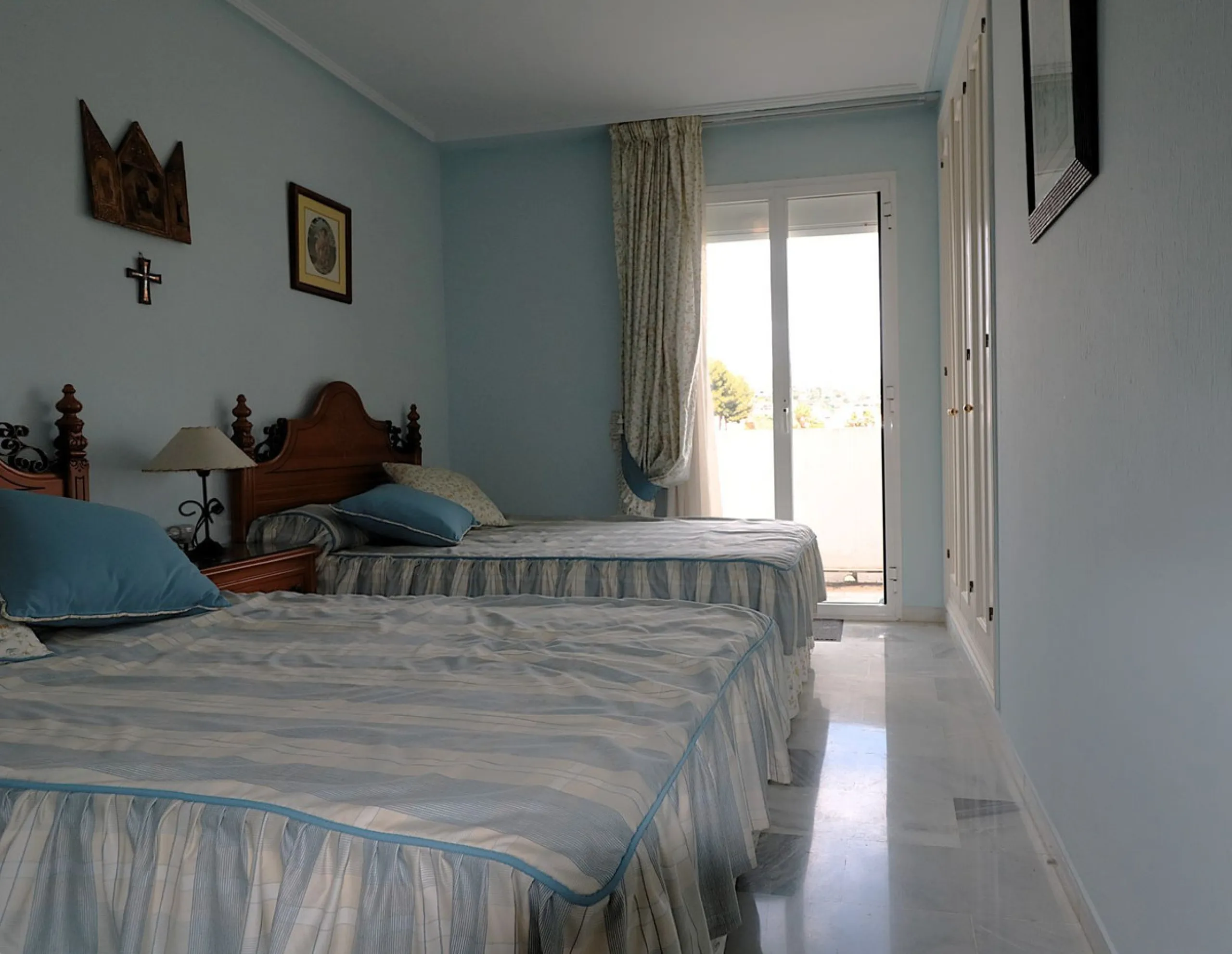 Incredible duplex penthouse in the urbanization of Jacarandas in one of the fashionable areas on the outskirts of Estepona, Bel-Air, just a stone's throw from the neighbourhood of Cancelada with all the amenities of a big city but with the charm of a smal