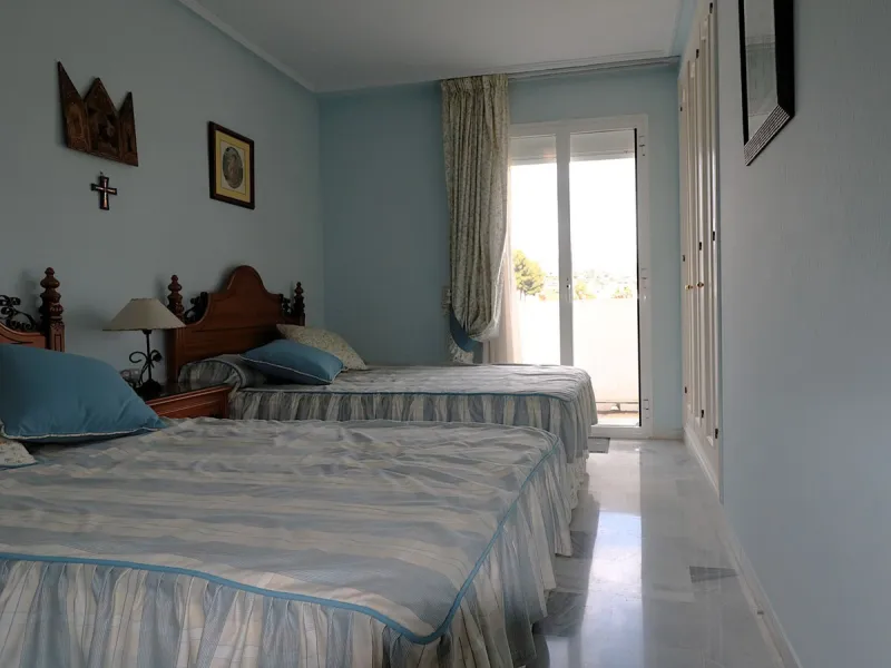 Incredible duplex penthouse in the urbanization of Jacarandas in one of the fashionable areas on the outskirts of Estepona, Bel-Air, just a stone's throw from the neighbourhood of Cancelada with all the amenities of a big city but with the charm of a smal