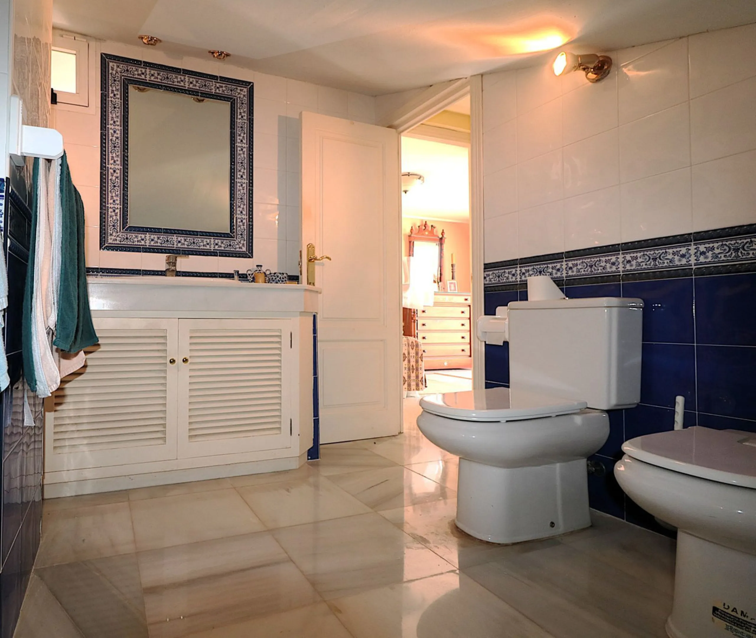 Incredible duplex penthouse in the urbanization of Jacarandas in one of the fashionable areas on the outskirts of Estepona, Bel-Air, just a stone's throw from the neighbourhood of Cancelada with all the amenities of a big city but with the charm of a smal