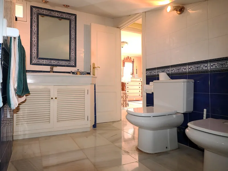 Incredible duplex penthouse in the urbanization of Jacarandas in one of the fashionable areas on the outskirts of Estepona, Bel-Air, just a stone's throw from the neighbourhood of Cancelada with all the amenities of a big city but with the charm of a smal