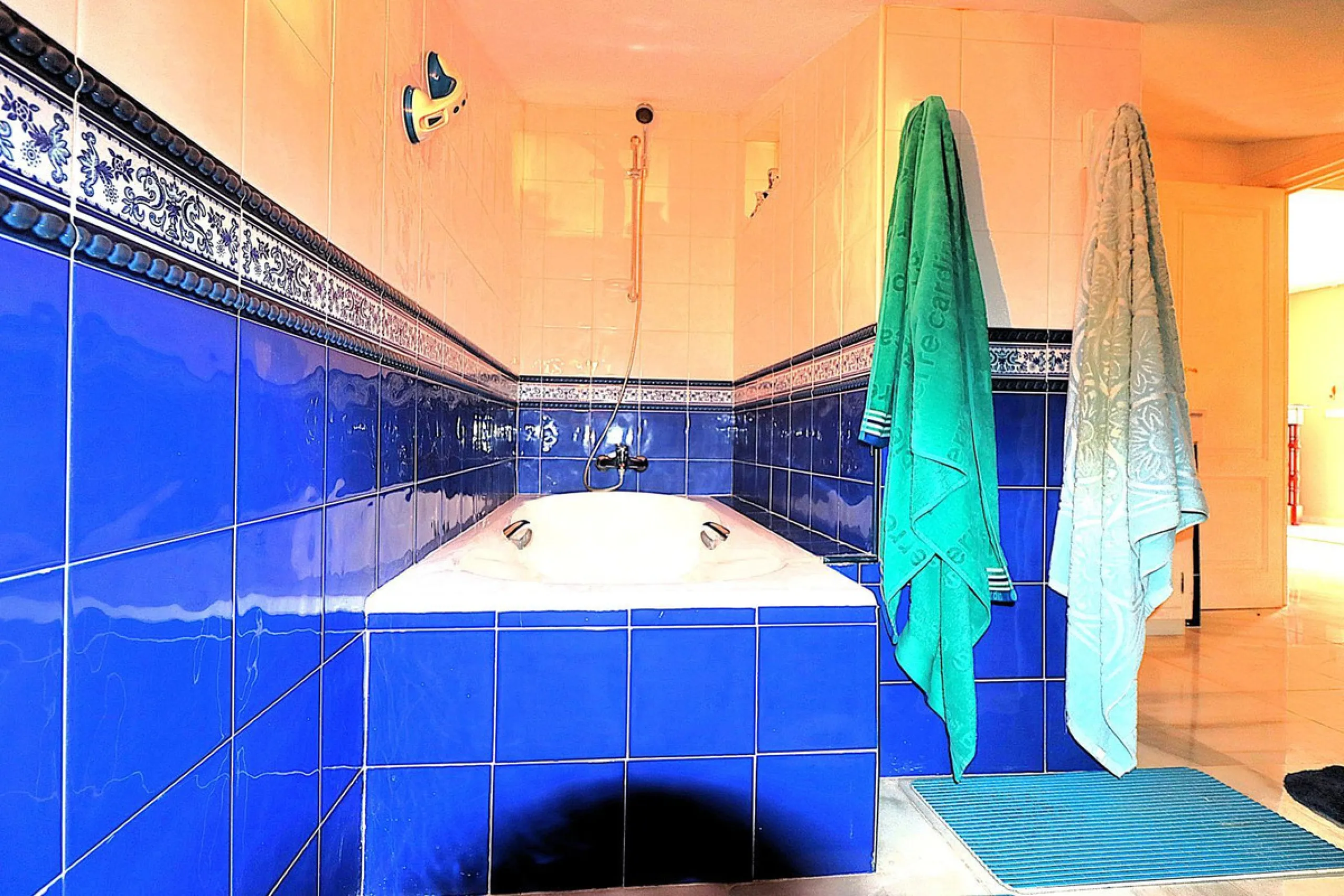 Incredible duplex penthouse in the urbanization of Jacarandas in one of the fashionable areas on the outskirts of Estepona, Bel-Air, just a stone's throw from the neighbourhood of Cancelada with all the amenities of a big city but with the charm of a smal