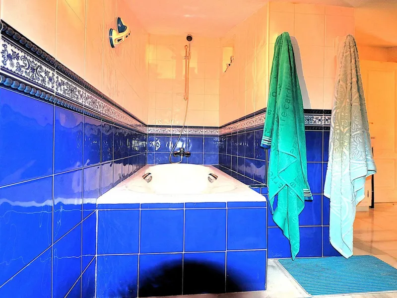 Incredible duplex penthouse in the urbanization of Jacarandas in one of the fashionable areas on the outskirts of Estepona, Bel-Air, just a stone's throw from the neighbourhood of Cancelada with all the amenities of a big city but with the charm of a smal