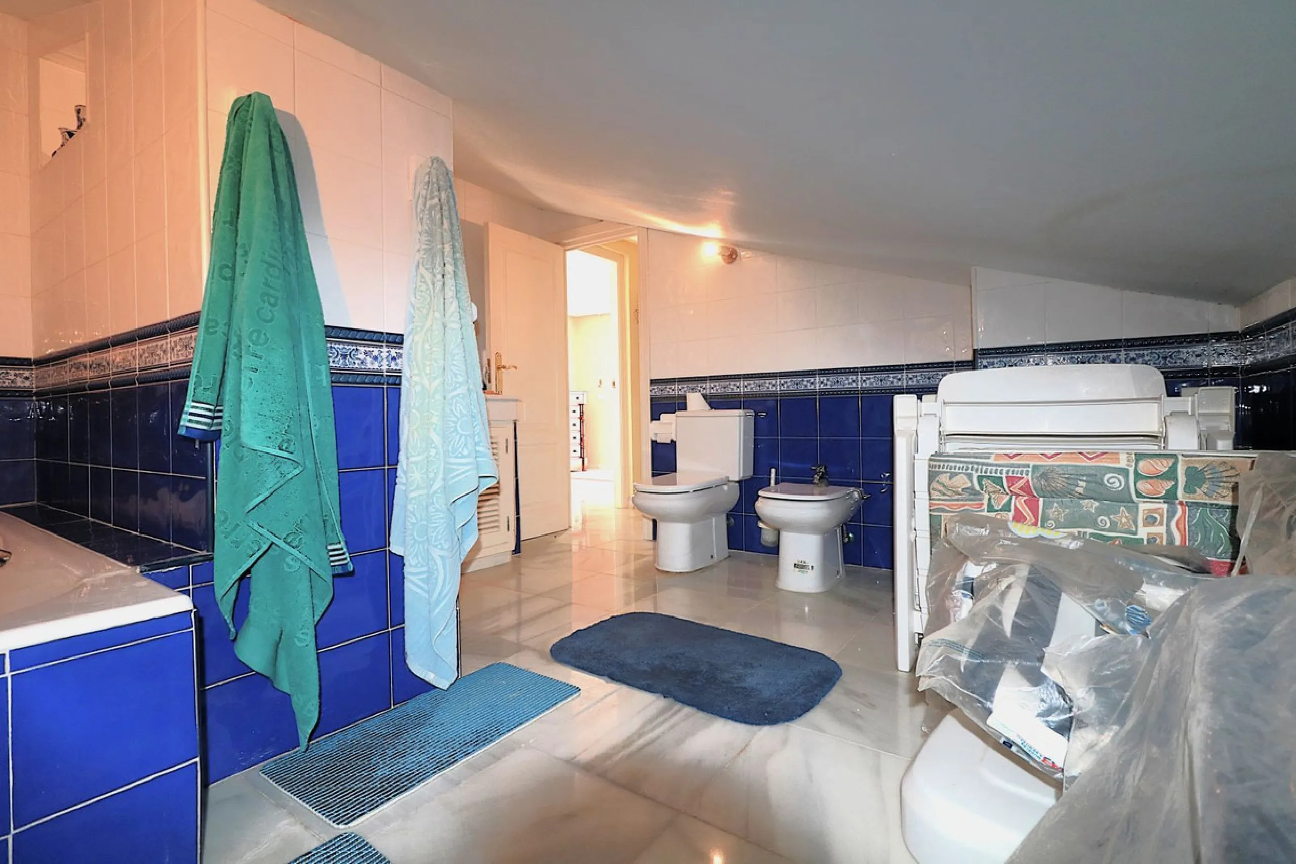 Incredible duplex penthouse in the urbanization of Jacarandas in one of the fashionable areas on the outskirts of Estepona, Bel-Air, just a stone's throw from the neighbourhood of Cancelada with all the amenities of a big city but with the charm of a smal