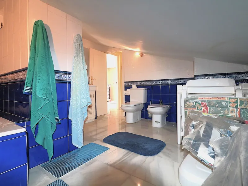 Incredible duplex penthouse in the urbanization of Jacarandas in one of the fashionable areas on the outskirts of Estepona, Bel-Air, just a stone's throw from the neighbourhood of Cancelada with all the amenities of a big city but with the charm of a smal