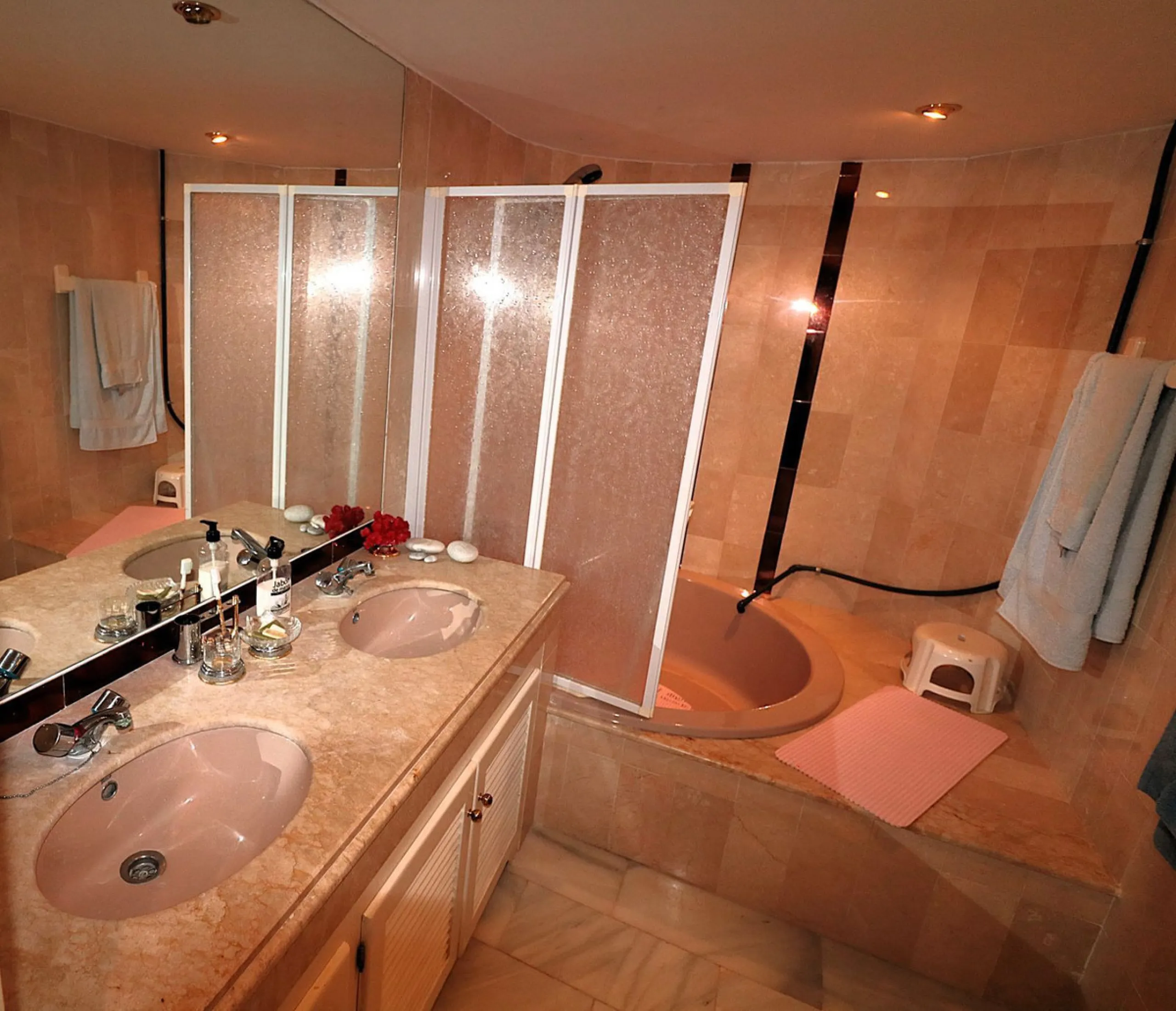 Incredible duplex penthouse in the urbanization of Jacarandas in one of the fashionable areas on the outskirts of Estepona, Bel-Air, just a stone's throw from the neighbourhood of Cancelada with all the amenities of a big city but with the charm of a smal