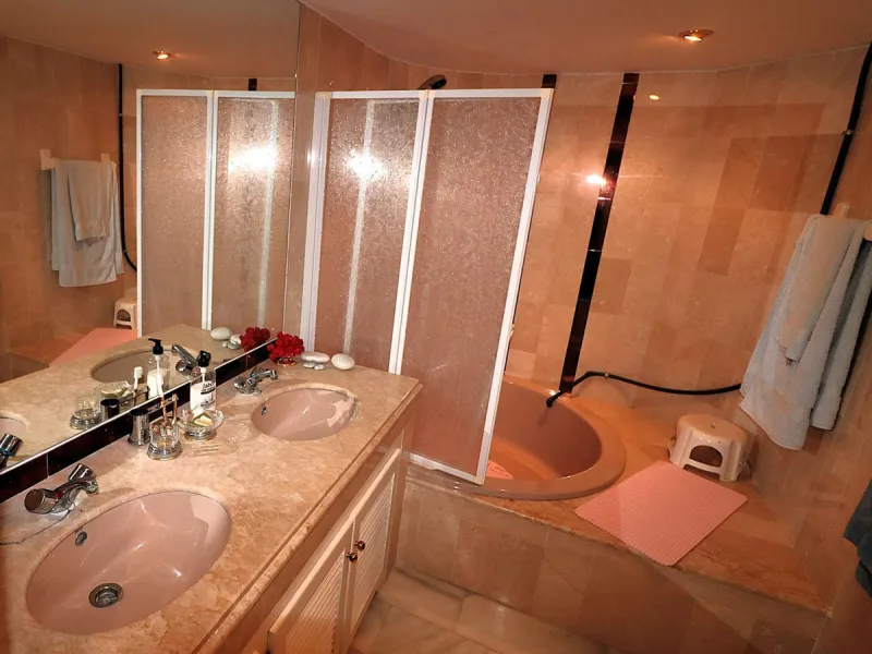 Incredible duplex penthouse in the urbanization of Jacarandas in one of the fashionable areas on the outskirts of Estepona, Bel-Air, just a stone's throw from the neighbourhood of Cancelada with all the amenities of a big city but with the charm of a smal