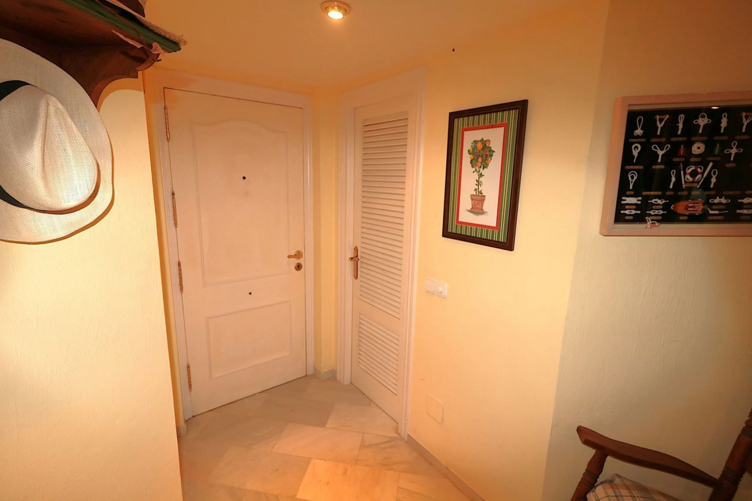 Incredible duplex penthouse in the urbanization of Jacarandas in one of the fashionable areas on the outskirts of Estepona, Bel-Air, just a stone's throw from the neighbourhood of Cancelada with all the amenities of a big city but with the charm of a smal