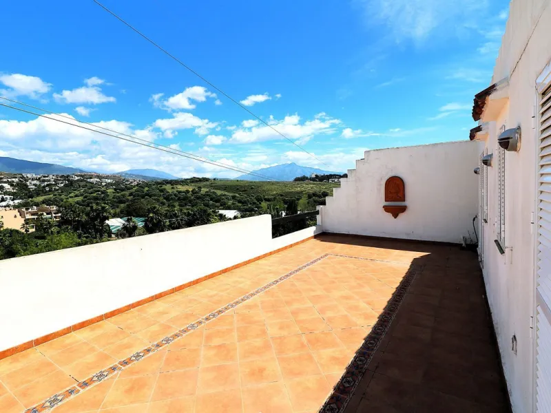 Incredible duplex penthouse in the urbanization of Jacarandas in one of the fashionable areas on the outskirts of Estepona, Bel-Air, just a stone's throw from the neighbourhood of Cancelada with all the amenities of a big city but with the charm of a smal