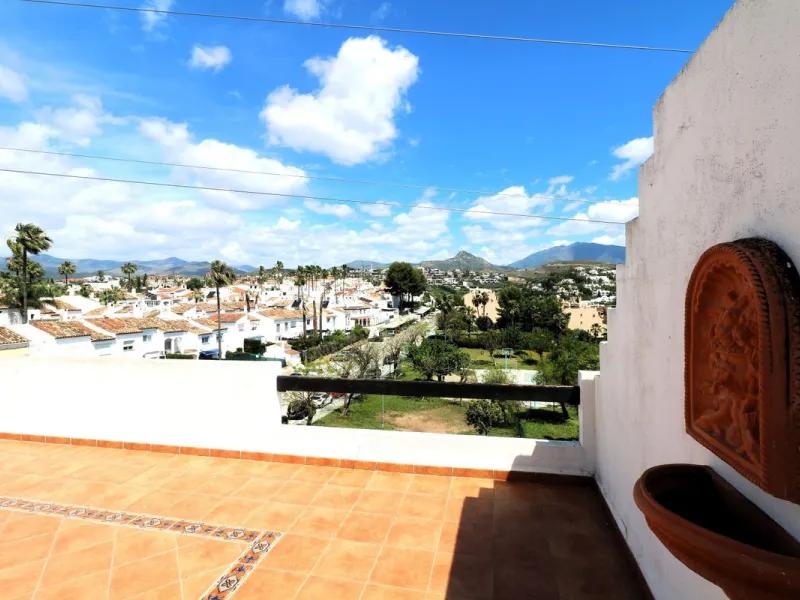 Incredible duplex penthouse in the urbanization of Jacarandas in one of the fashionable areas on the outskirts of Estepona, Bel-Air, just a stone's throw from the neighbourhood of Cancelada with all the amenities of a big city but with the charm of a smal