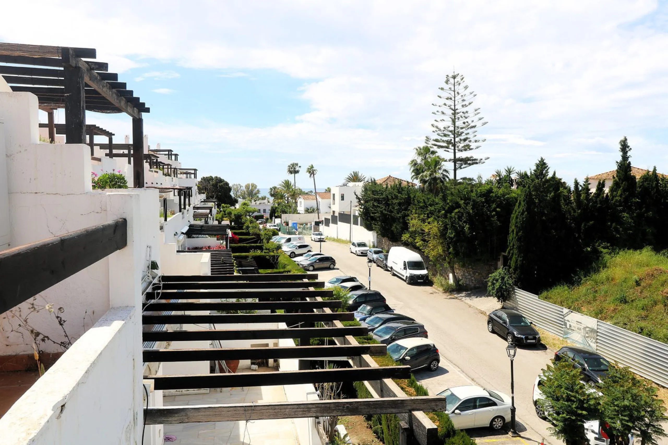 Incredible duplex penthouse in the urbanization of Jacarandas in one of the fashionable areas on the outskirts of Estepona, Bel-Air, just a stone's throw from the neighbourhood of Cancelada with all the amenities of a big city but with the charm of a smal
