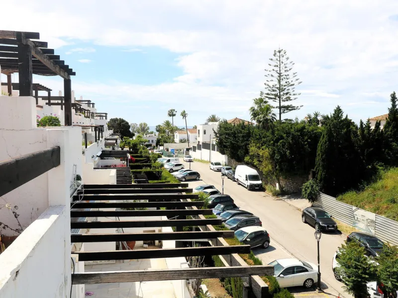 Incredible duplex penthouse in the urbanization of Jacarandas in one of the fashionable areas on the outskirts of Estepona, Bel-Air, just a stone's throw from the neighbourhood of Cancelada with all the amenities of a big city but with the charm of a smal