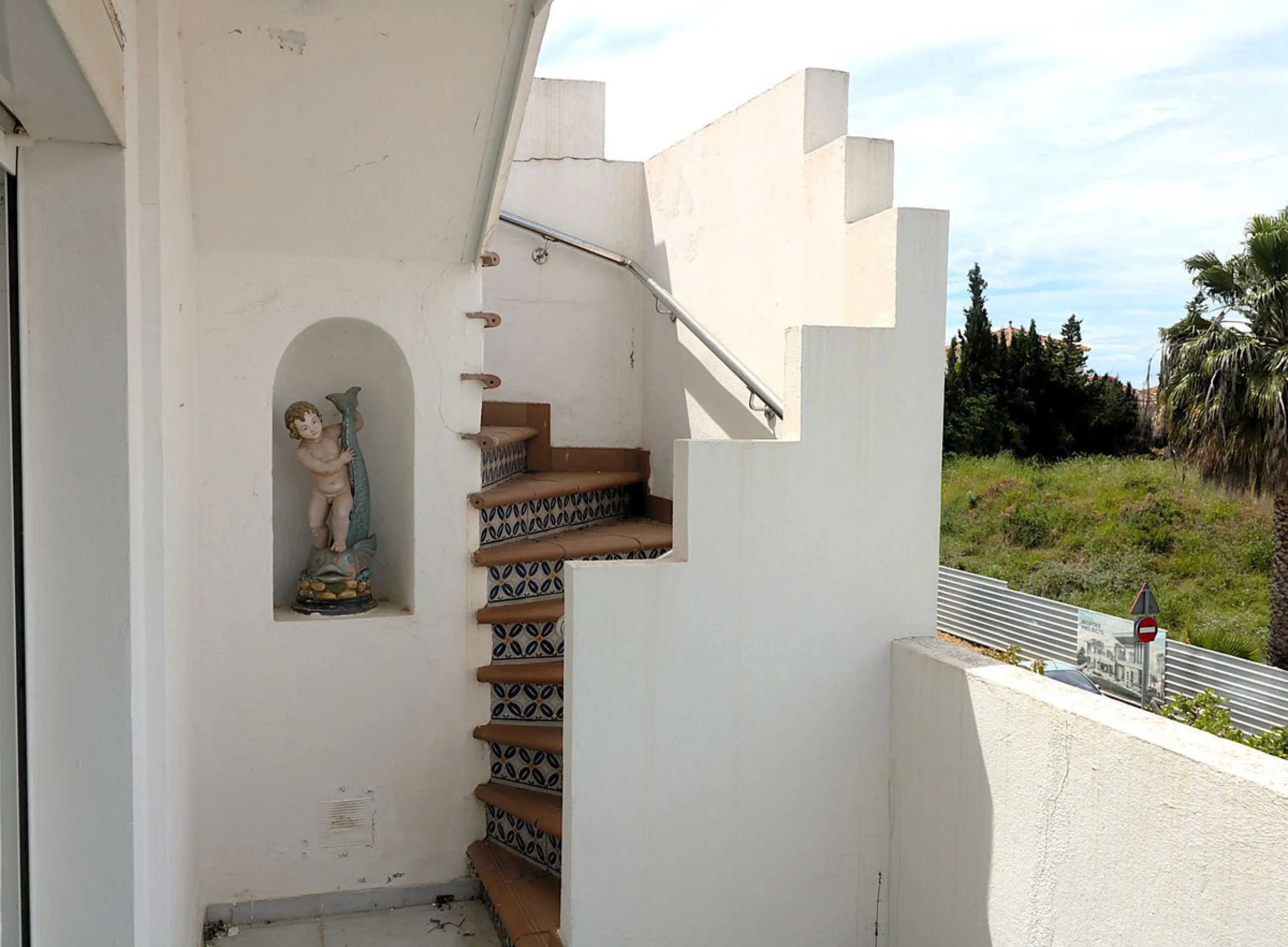 Incredible duplex penthouse in the urbanization of Jacarandas in one of the fashionable areas on the outskirts of Estepona, Bel-Air, just a stone's throw from the neighbourhood of Cancelada with all the amenities of a big city but with the charm of a smal