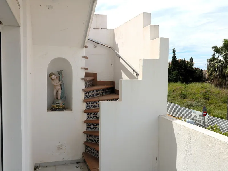 Incredible duplex penthouse in the urbanization of Jacarandas in one of the fashionable areas on the outskirts of Estepona, Bel-Air, just a stone's throw from the neighbourhood of Cancelada with all the amenities of a big city but with the charm of a smal