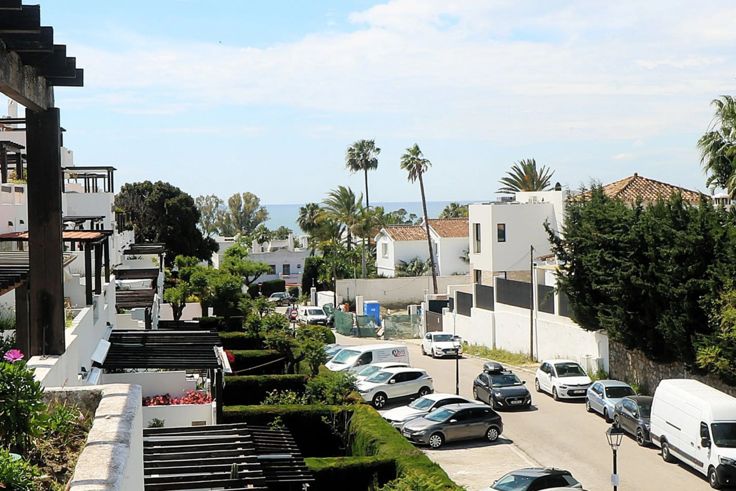 Incredible duplex penthouse in the urbanization of Jacarandas in one of the fashionable areas on the outskirts of Estepona, Bel-Air, just a stone's throw from the neighbourhood of Cancelada with all the amenities of a big city but with the charm of a smal