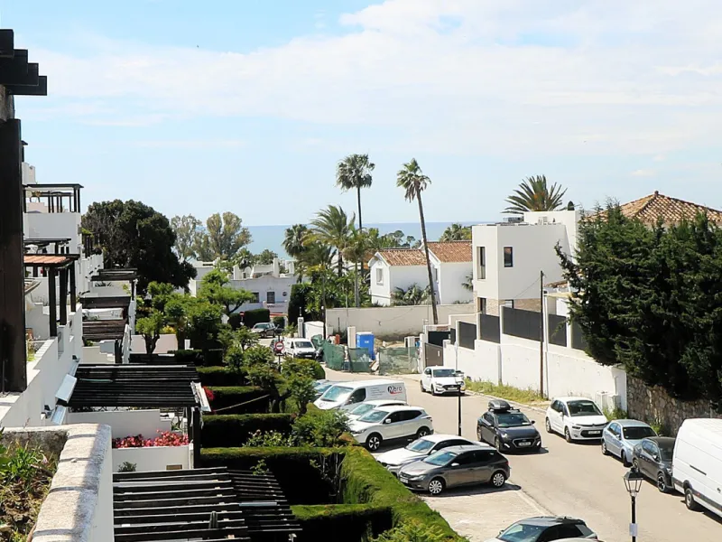 Incredible duplex penthouse in the urbanization of Jacarandas in one of the fashionable areas on the outskirts of Estepona, Bel-Air, just a stone's throw from the neighbourhood of Cancelada with all the amenities of a big city but with the charm of a smal