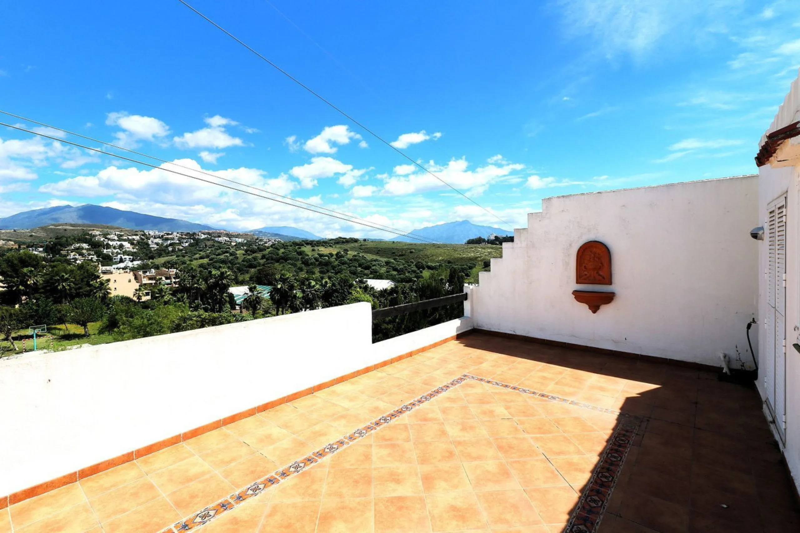 Incredible duplex penthouse in the urbanization of Jacarandas in one of the fashionable areas on the outskirts of Estepona, Bel-Air, just a stone's throw from the neighbourhood of Cancelada with all the amenities of a big city but with the charm of a smal