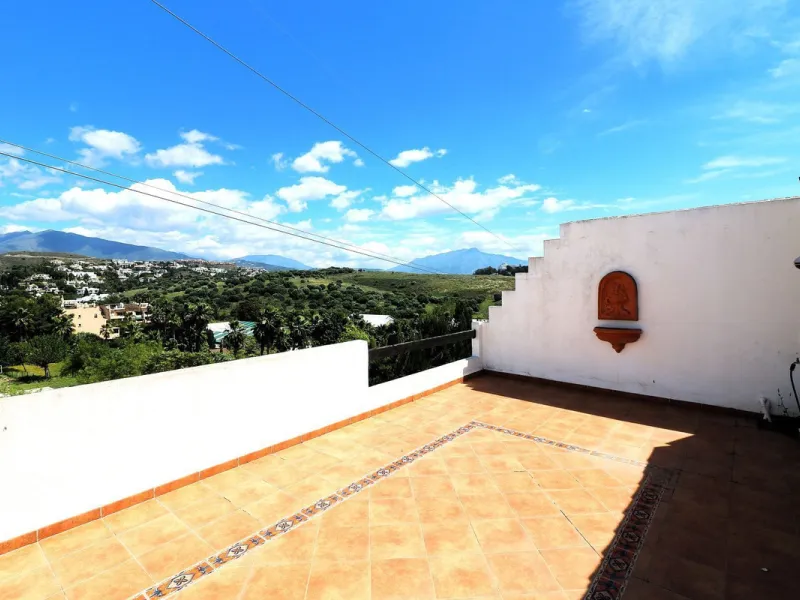 Incredible duplex penthouse in the urbanization of Jacarandas in one of the fashionable areas on the outskirts of Estepona, Bel-Air, just a stone's throw from the neighbourhood of Cancelada with all the amenities of a big city but with the charm of a smal
