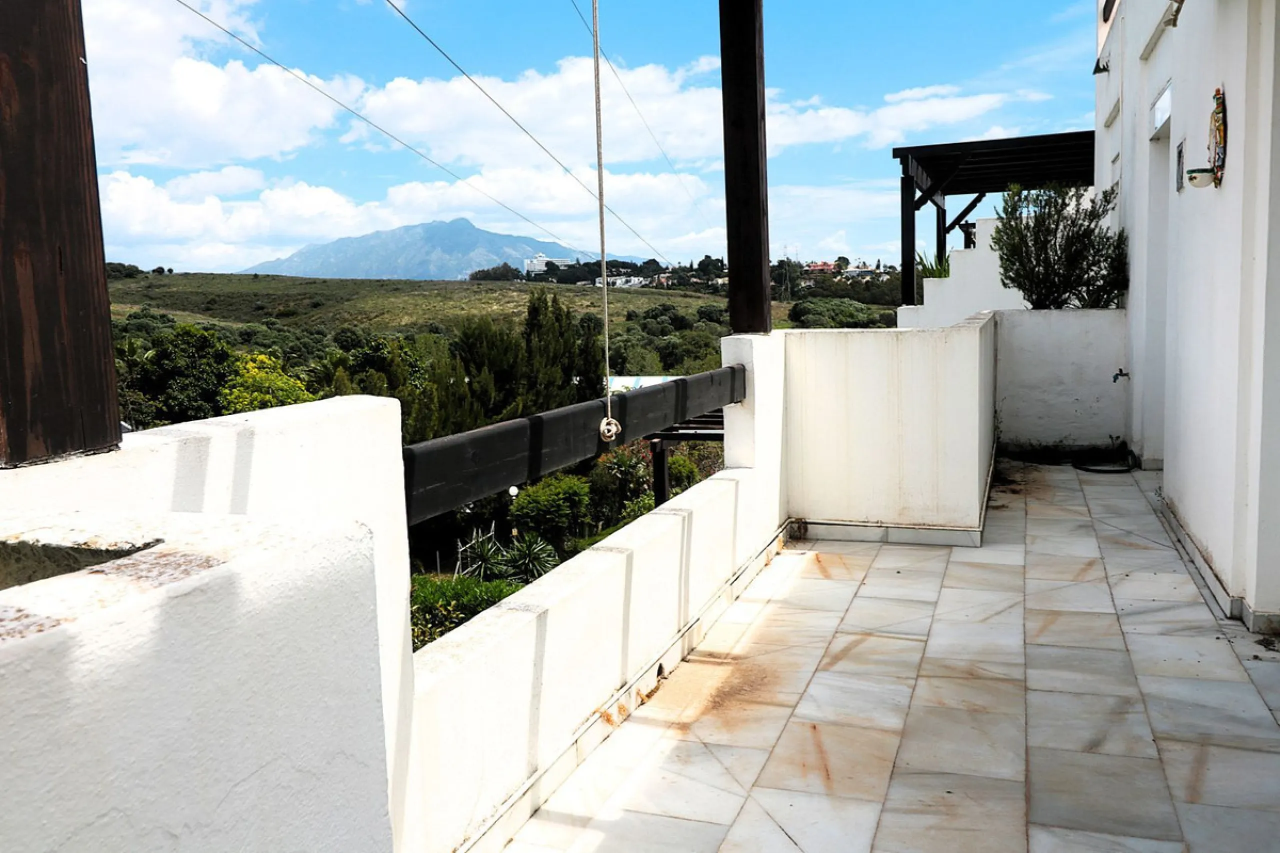 Incredible duplex penthouse in the urbanization of Jacarandas in one of the fashionable areas on the outskirts of Estepona, Bel-Air, just a stone's throw from the neighbourhood of Cancelada with all the amenities of a big city but with the charm of a smal
