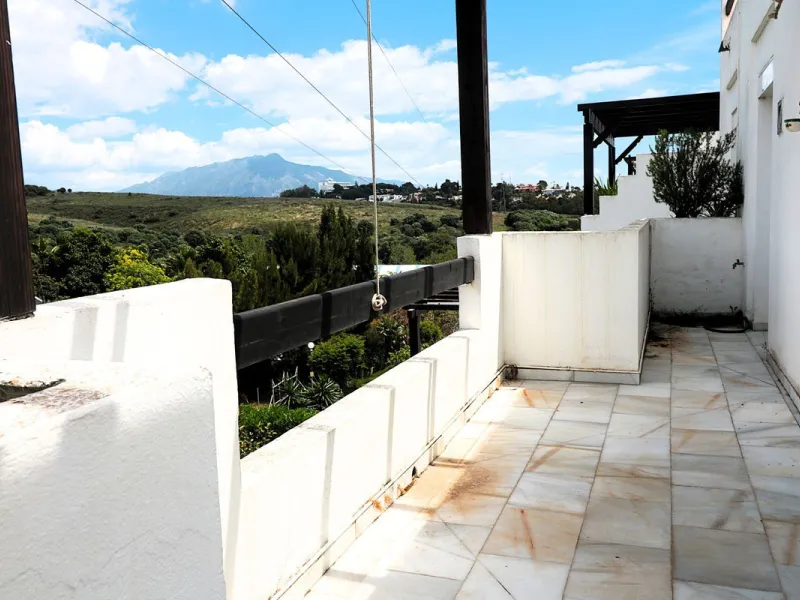 Incredible duplex penthouse in the urbanization of Jacarandas in one of the fashionable areas on the outskirts of Estepona, Bel-Air, just a stone's throw from the neighbourhood of Cancelada with all the amenities of a big city but with the charm of a smal