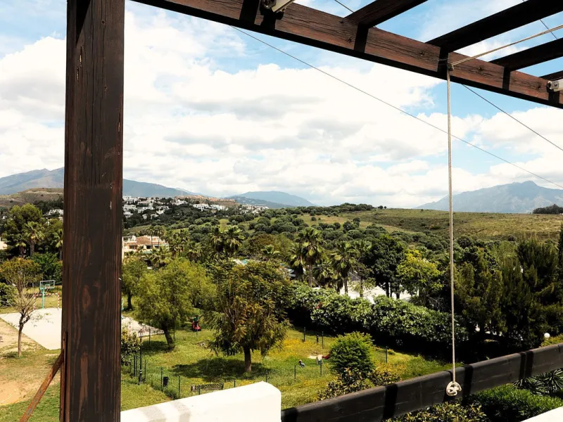 Incredible duplex penthouse in the urbanization of Jacarandas in one of the fashionable areas on the outskirts of Estepona, Bel-Air, just a stone's throw from the neighbourhood of Cancelada with all the amenities of a big city but with the charm of a smal
