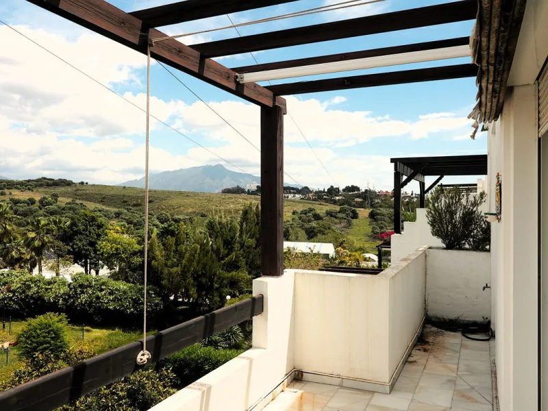 Incredible duplex penthouse in the urbanization of Jacarandas in one of the fashionable areas on the outskirts of Estepona, Bel-Air, just a stone's throw from the neighbourhood of Cancelada with all the amenities of a big city but with the charm of a smal