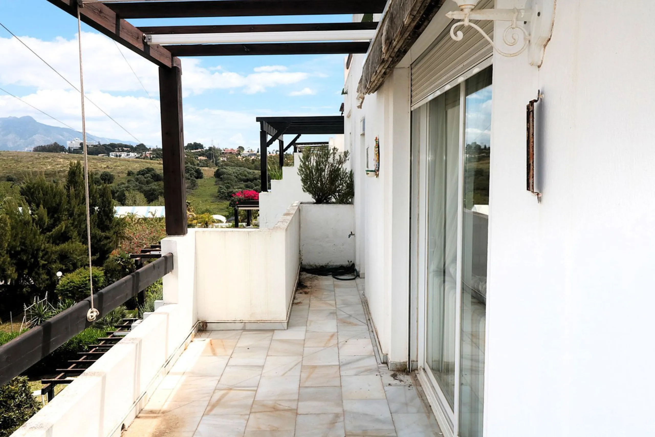 Incredible duplex penthouse in the urbanization of Jacarandas in one of the fashionable areas on the outskirts of Estepona, Bel-Air, just a stone's throw from the neighbourhood of Cancelada with all the amenities of a big city but with the charm of a smal