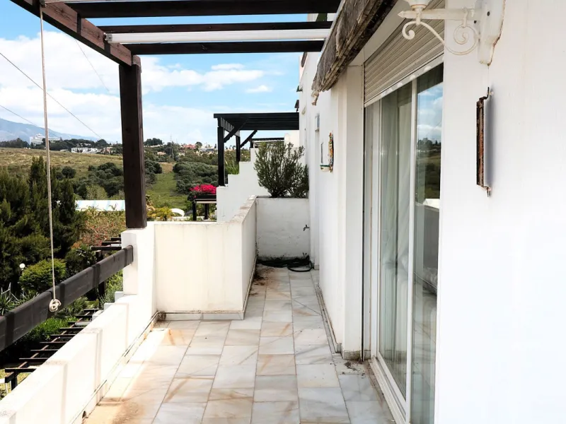 Incredible duplex penthouse in the urbanization of Jacarandas in one of the fashionable areas on the outskirts of Estepona, Bel-Air, just a stone's throw from the neighbourhood of Cancelada with all the amenities of a big city but with the charm of a smal