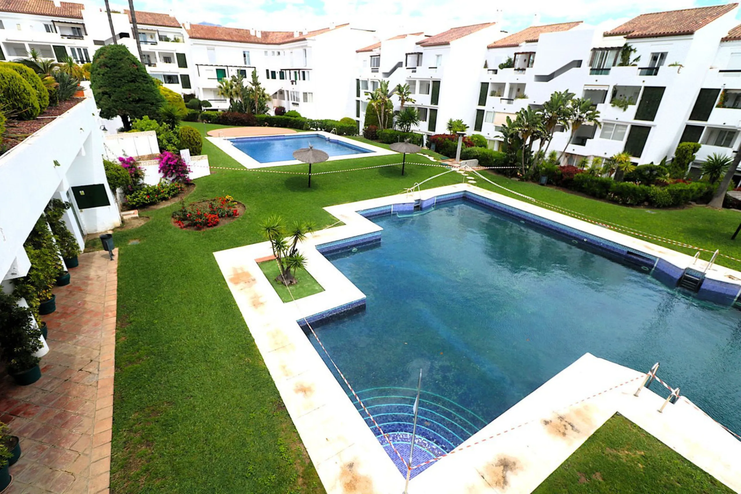 Incredible duplex penthouse in the urbanization of Jacarandas in one of the fashionable areas on the outskirts of Estepona, Bel-Air, just a stone's throw from the neighbourhood of Cancelada with all the amenities of a big city but with the charm of a smal