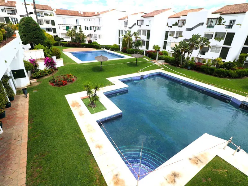 Incredible duplex penthouse in the urbanization of Jacarandas in one of the fashionable areas on the outskirts of Estepona, Bel-Air, just a stone's throw from the neighbourhood of Cancelada with all the amenities of a big city but with the charm of a smal