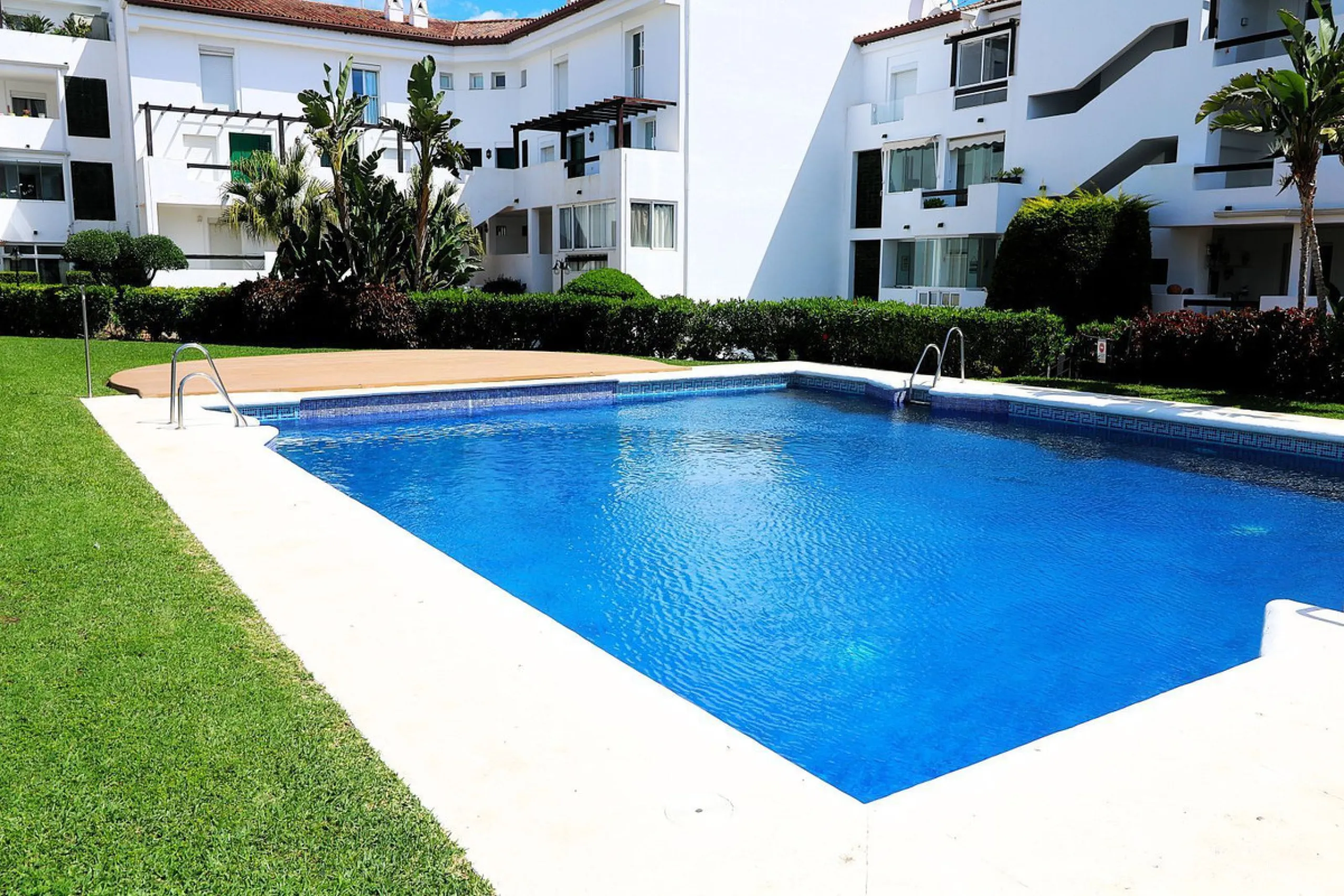 Incredible duplex penthouse in the urbanization of Jacarandas in one of the fashionable areas on the outskirts of Estepona, Bel-Air, just a stone's throw from the neighbourhood of Cancelada with all the amenities of a big city but with the charm of a smal