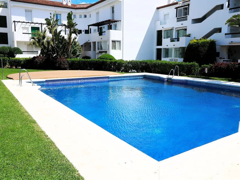Incredible duplex penthouse in the urbanization of Jacarandas in one of the fashionable areas on the outskirts of Estepona, Bel-Air, just a stone's throw from the neighbourhood of Cancelada with all the amenities of a big city but with the charm of a smal