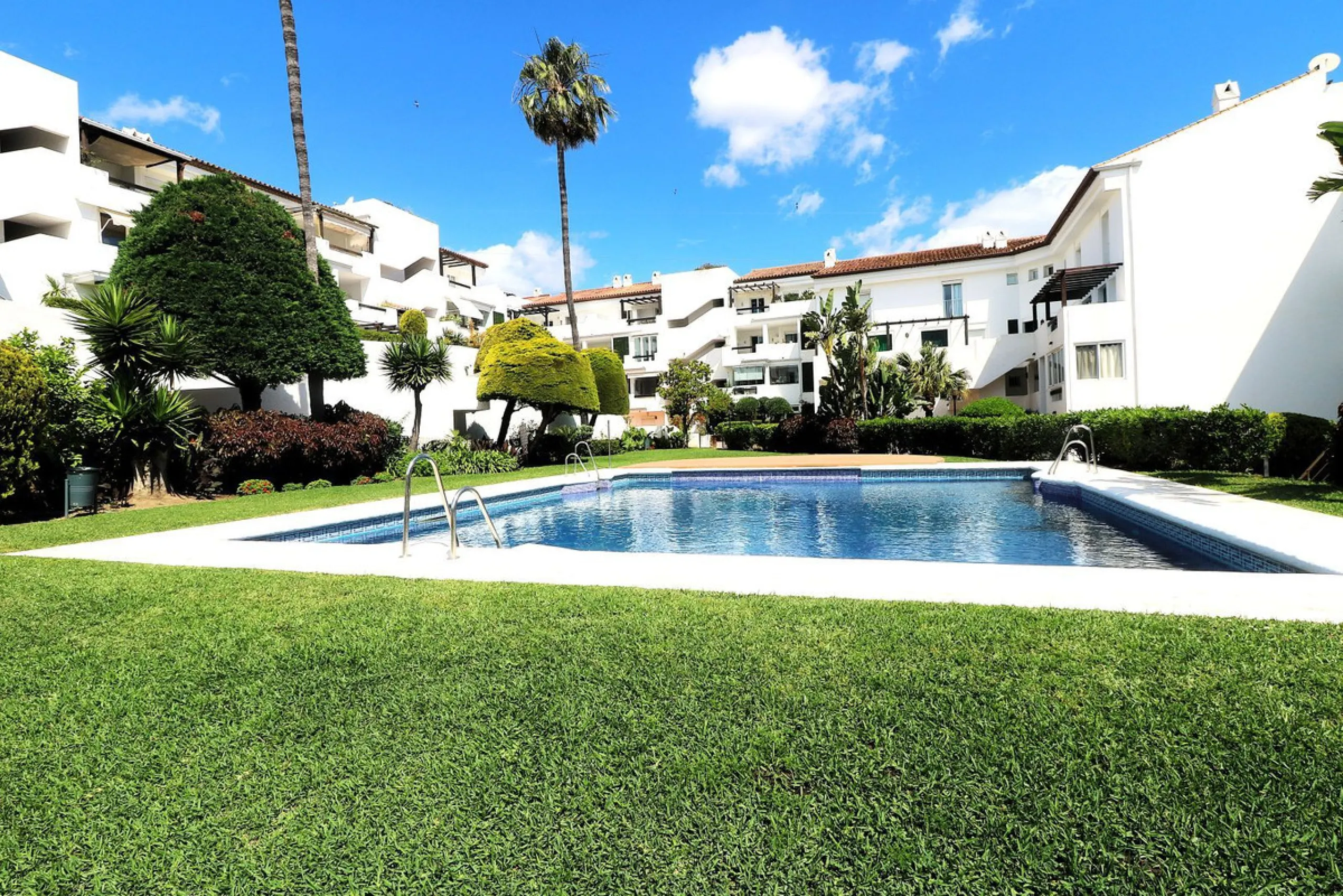 Incredible duplex penthouse in the urbanization of Jacarandas in one of the fashionable areas on the outskirts of Estepona, Bel-Air, just a stone's throw from the neighbourhood of Cancelada with all the amenities of a big city but with the charm of a smal