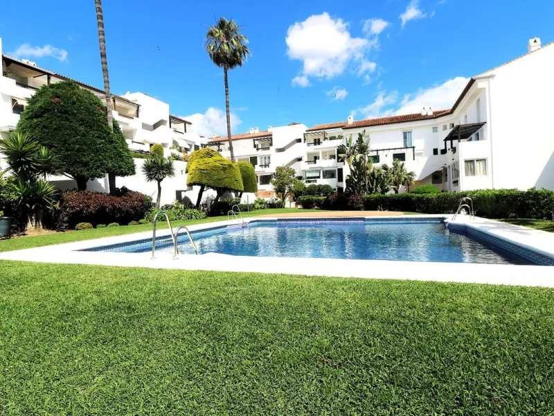Incredible duplex penthouse in the urbanization of Jacarandas in one of the fashionable areas on the outskirts of Estepona, Bel-Air, just a stone's throw from the neighbourhood of Cancelada with all the amenities of a big city but with the charm of a smal