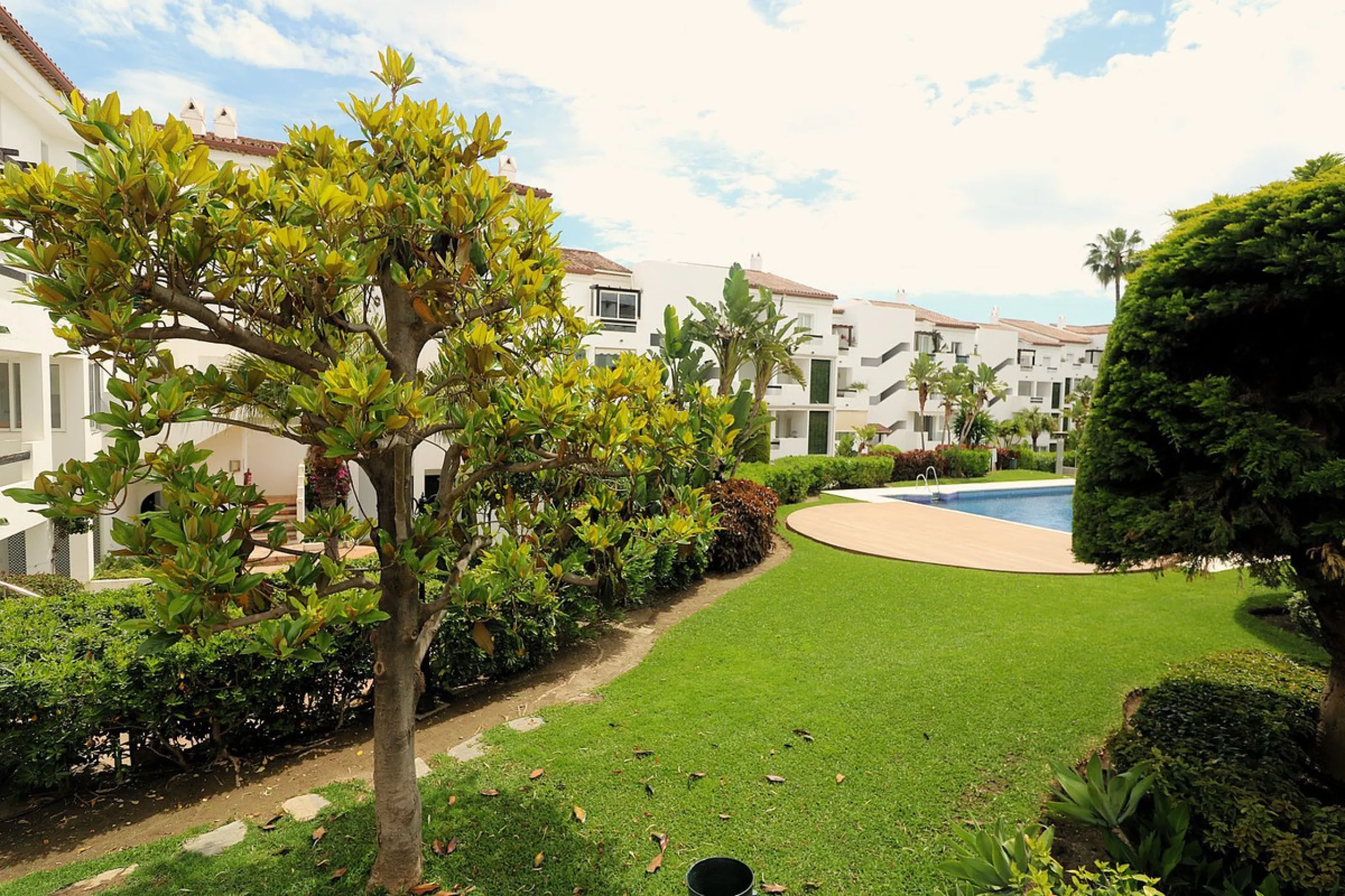 Incredible duplex penthouse in the urbanization of Jacarandas in one of the fashionable areas on the outskirts of Estepona, Bel-Air, just a stone's throw from the neighbourhood of Cancelada with all the amenities of a big city but with the charm of a smal