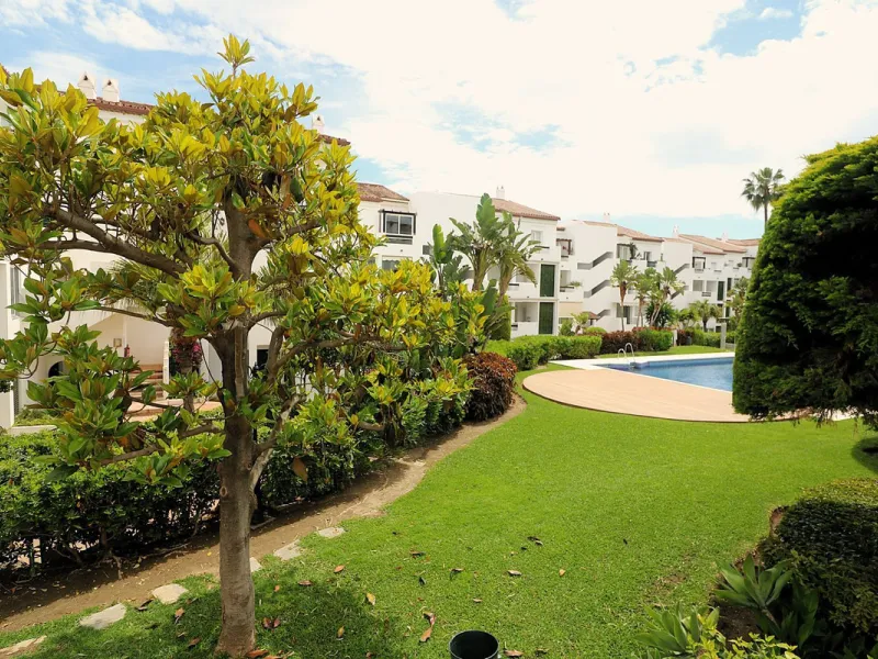 Incredible duplex penthouse in the urbanization of Jacarandas in one of the fashionable areas on the outskirts of Estepona, Bel-Air, just a stone's throw from the neighbourhood of Cancelada with all the amenities of a big city but with the charm of a smal