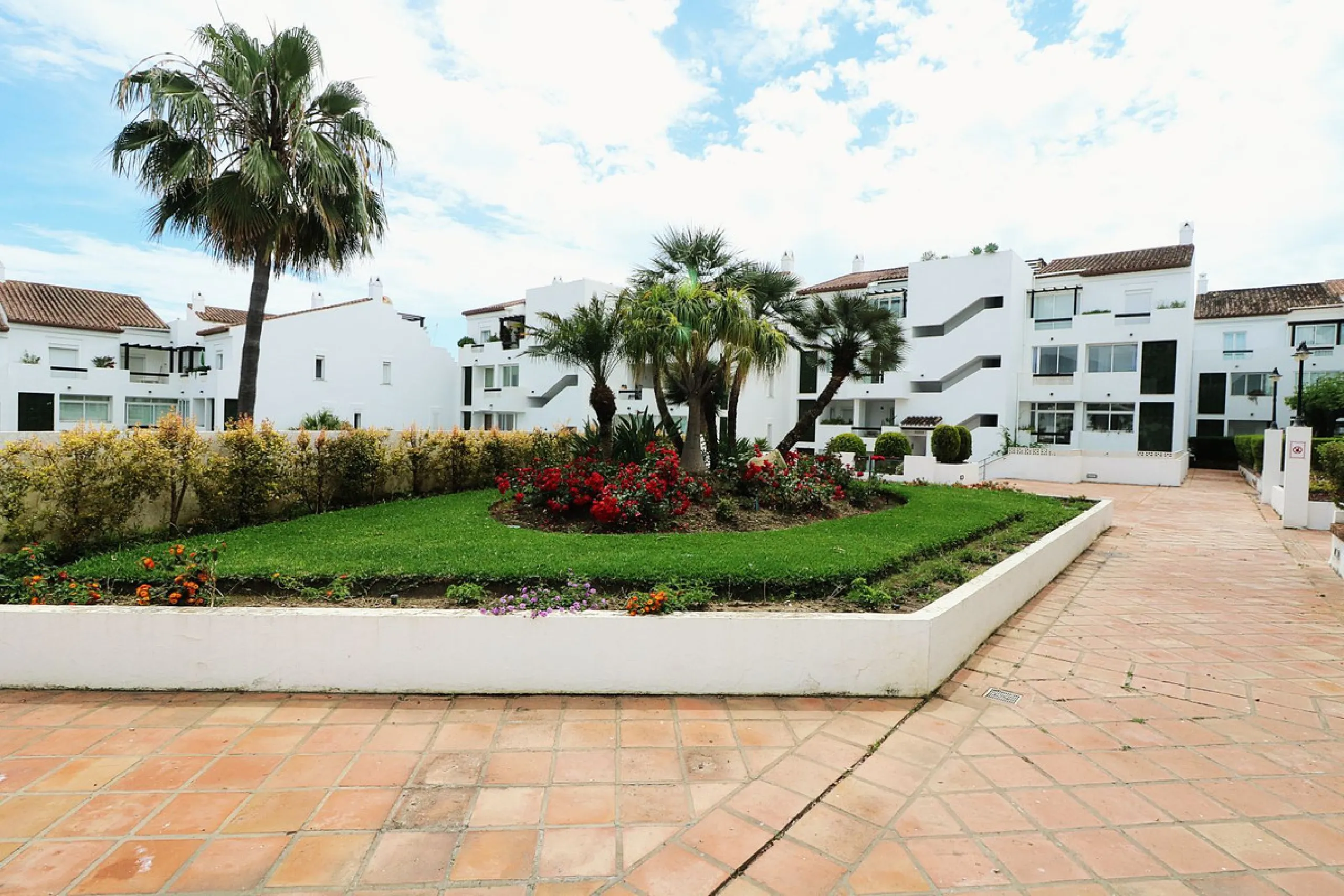 Incredible duplex penthouse in the urbanization of Jacarandas in one of the fashionable areas on the outskirts of Estepona, Bel-Air, just a stone's throw from the neighbourhood of Cancelada with all the amenities of a big city but with the charm of a smal
