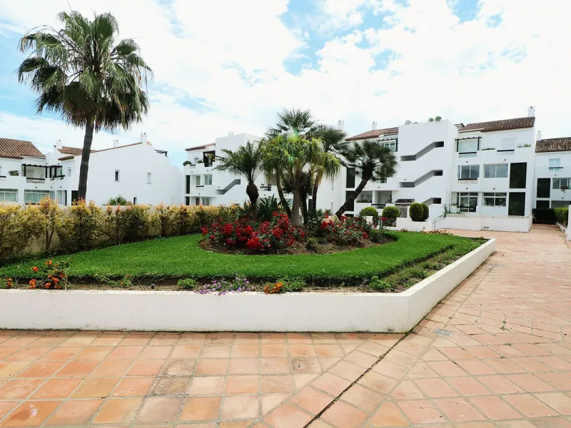 Incredible duplex penthouse in the urbanization of Jacarandas in one of the fashionable areas on the outskirts of Estepona, Bel-Air, just a stone's throw from the neighbourhood of Cancelada with all the amenities of a big city but with the charm of a smal
