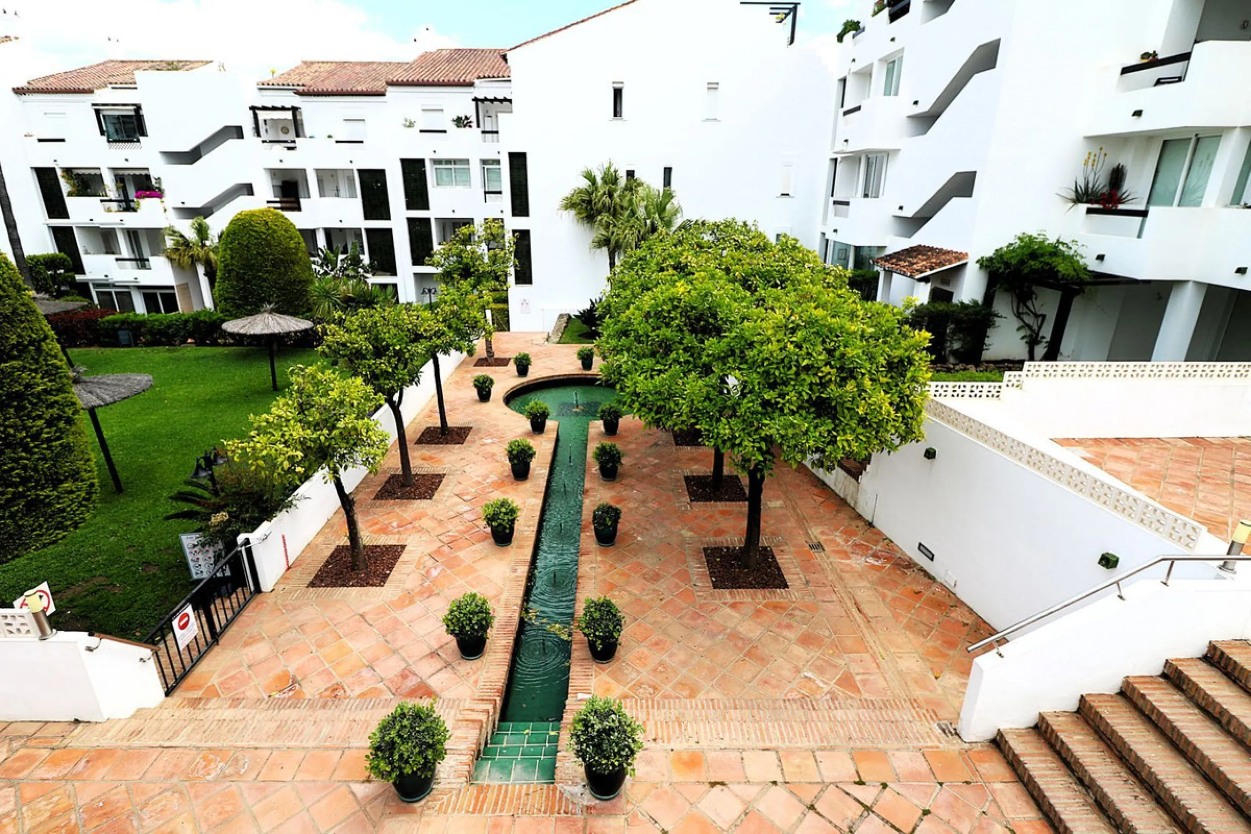 Incredible duplex penthouse in the urbanization of Jacarandas in one of the fashionable areas on the outskirts of Estepona, Bel-Air, just a stone's throw from the neighbourhood of Cancelada with all the amenities of a big city but with the charm of a smal